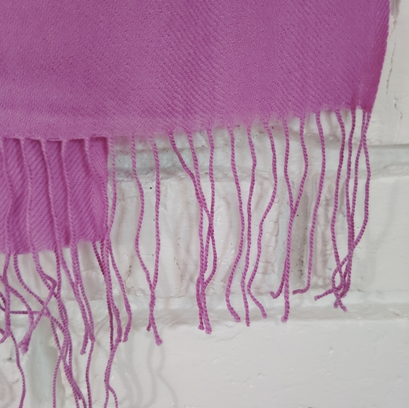 Nordstrom Tissue Weight Cashmere Scarf In Orchid OS - Picture 3 of 5